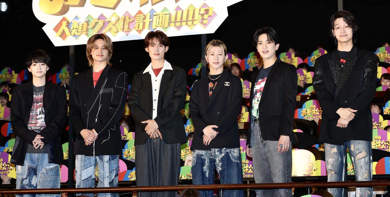 観客席をバックに写真に納まる、左から西村拓哉、小島健、向井康二、末澤誠也、正門良規、佐野晶哉（撮影・河田真司）