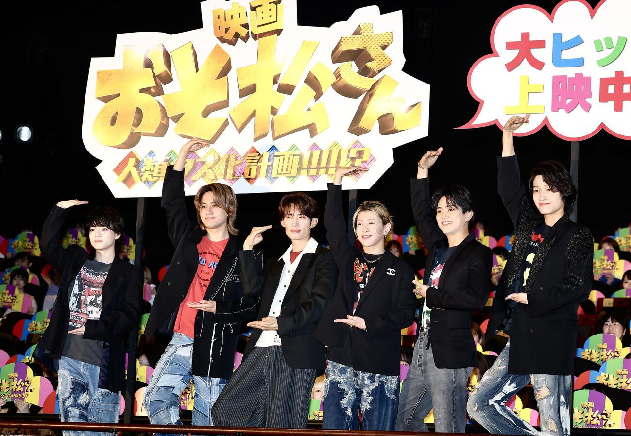 「シェー」のポーズで写真に納まる、左から西村拓哉、小島健、向井康二、末澤誠也、正門良規、佐野晶哉（撮影・河田真司）