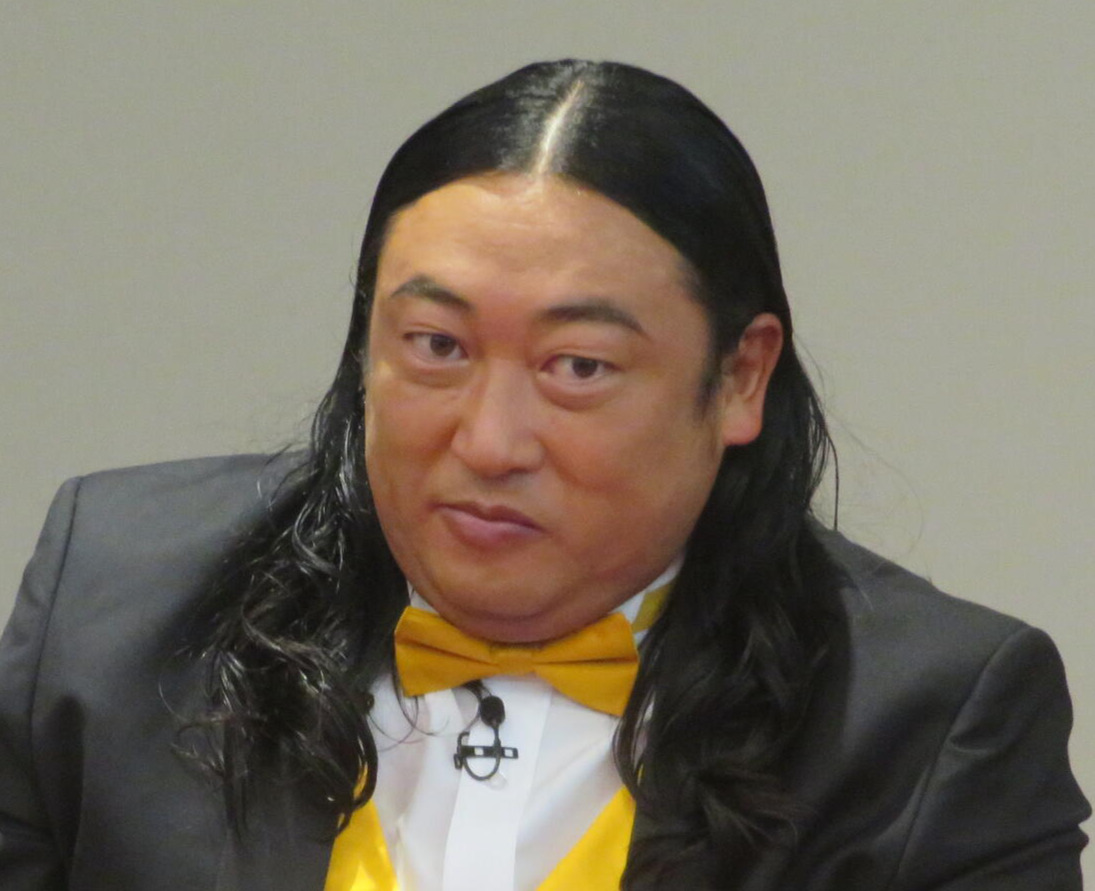 秋山竜次（2025年撮影）