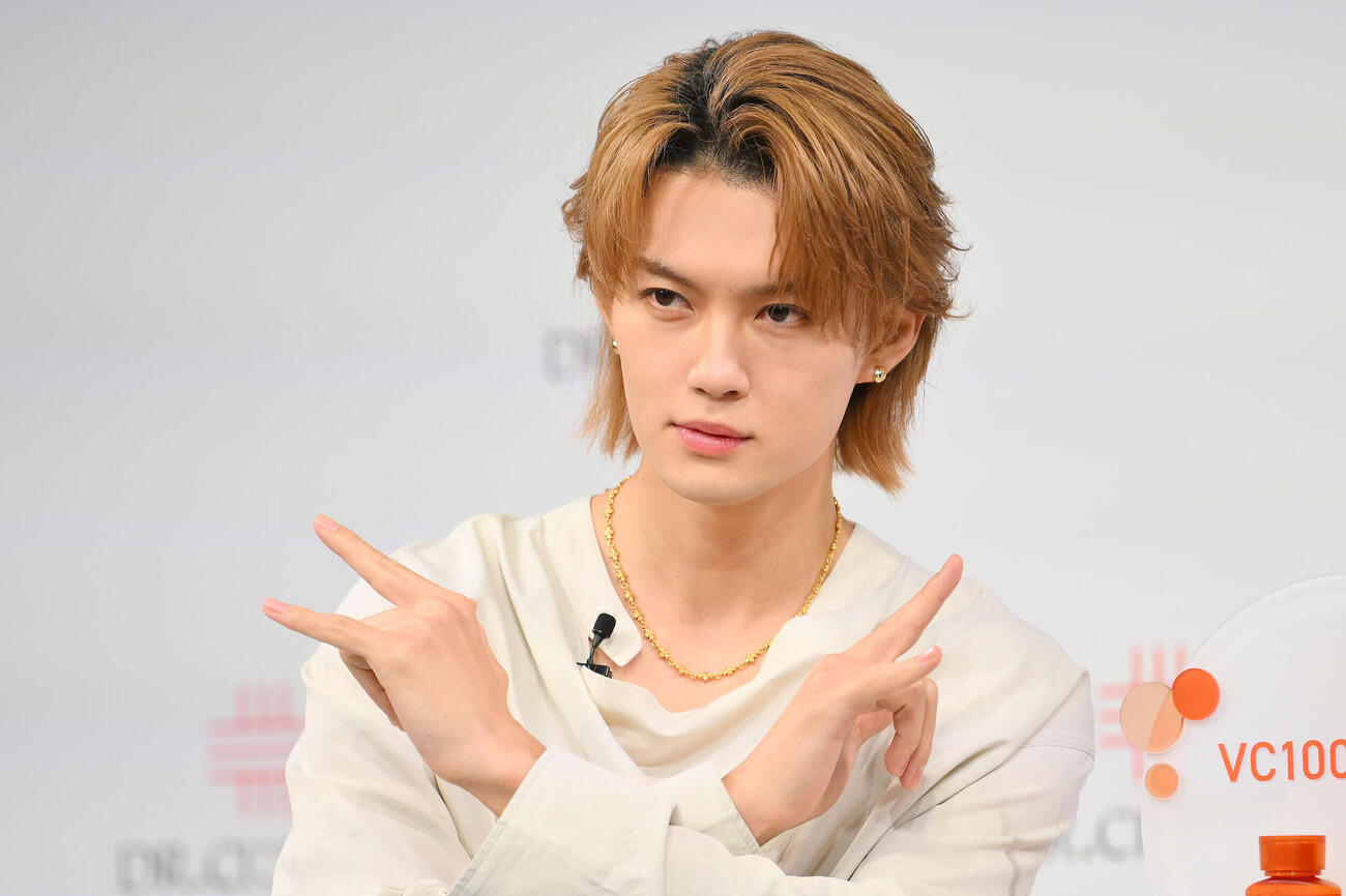 ドクターシーラボ新ブランドアンバサダー就任式でポーズを決める佐野勇斗（撮影・滝沢徹郎）