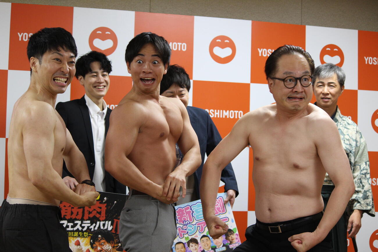 筋肉美を競う（左から）井下大活躍と生瀬行人。右はなぜか裸になった松浦真也