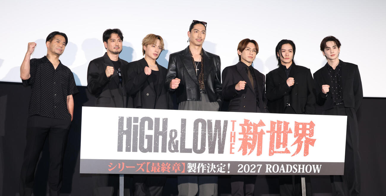 映画「HiGH＆LOW」舞台あいさつを行う、左からHIRO、平沼紀久氏、白濱亜嵐、AKIRA、NAOTO、川村壱馬、吉野北人（撮影・中島郁夫）