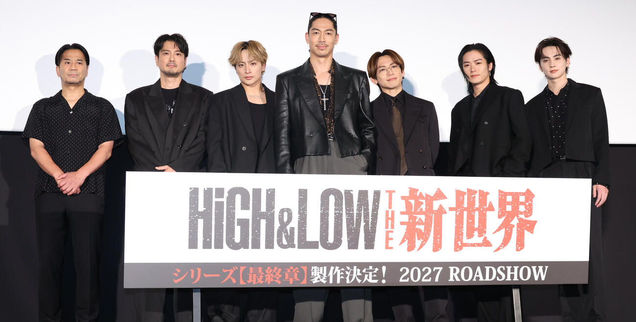 映画「HiGH＆LOW」舞台あいさつを行う、左からHIRO、平沼紀久氏、白濱亜嵐、AKIRA、NAOTO、川村壱馬、吉野北人（撮影・中島郁夫）