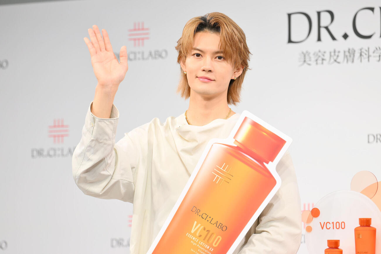 ドクターシーラボ新ブランドアンバサダー就任式で記念撮影する佐野勇斗（撮影・滝沢徹郎）