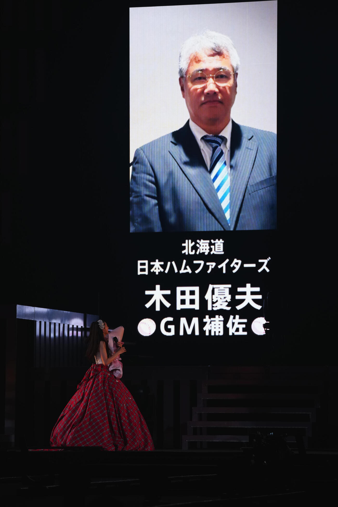 卒業セレモニーで日本ハム木田優夫GM補佐からメッセージを受けるモーニング娘。❜26の牧野真莉愛（中央）（撮影・垰建太）