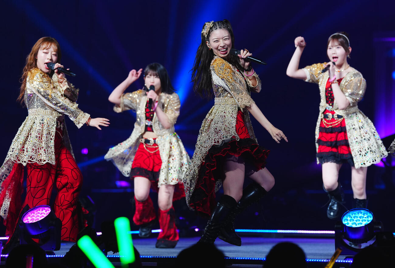 卒業コンサートを行うモーニング娘。❜26の牧野真莉愛（中央）（撮影・垰建太）