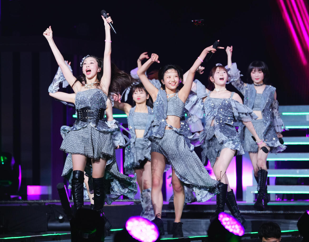 卒業コンサートを行うモーニング娘。❜26の牧野真莉愛（左）ら（撮影・垰建太）