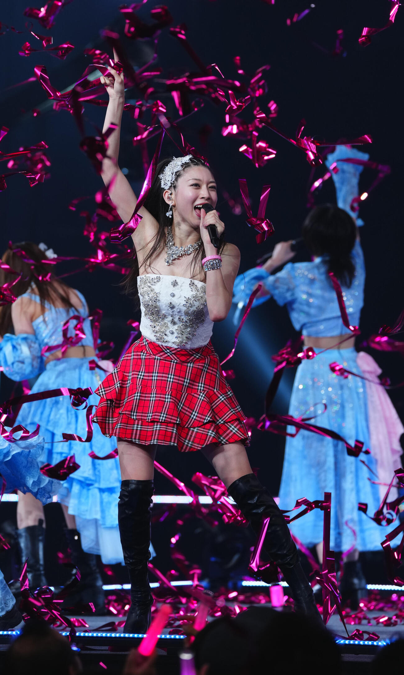 最後まで全力でパフォーマンスするモーニング娘。❜26の牧野真莉愛（中央）（撮影・垰建太）