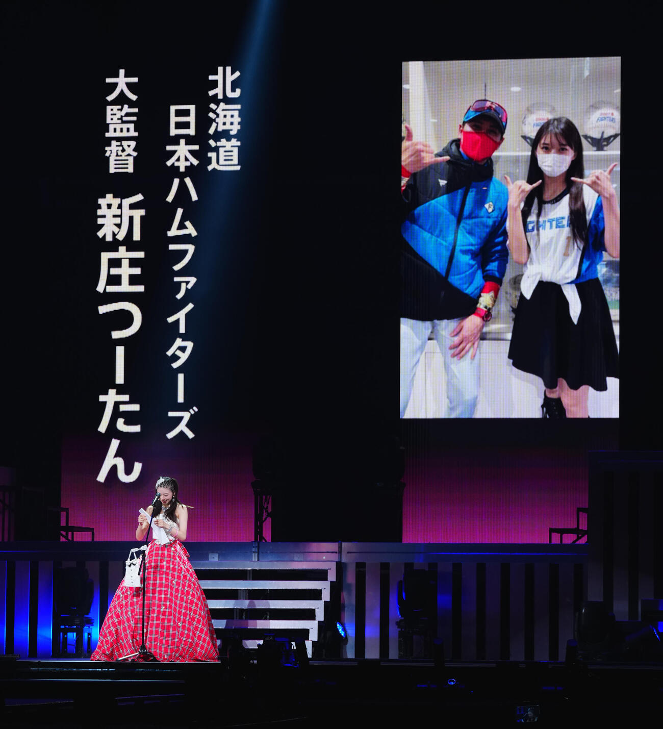 卒業セレモニーで日本ハム新庄剛志監督からの手紙を読み上げるモーニング娘。❜26の牧野真莉愛（中央）（撮影・垰建太）