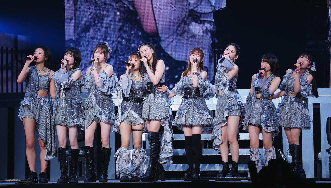 卒業コンサートを行ったモーニング娘。❜26の牧野真莉愛（中央）ら（撮影・垰建太）