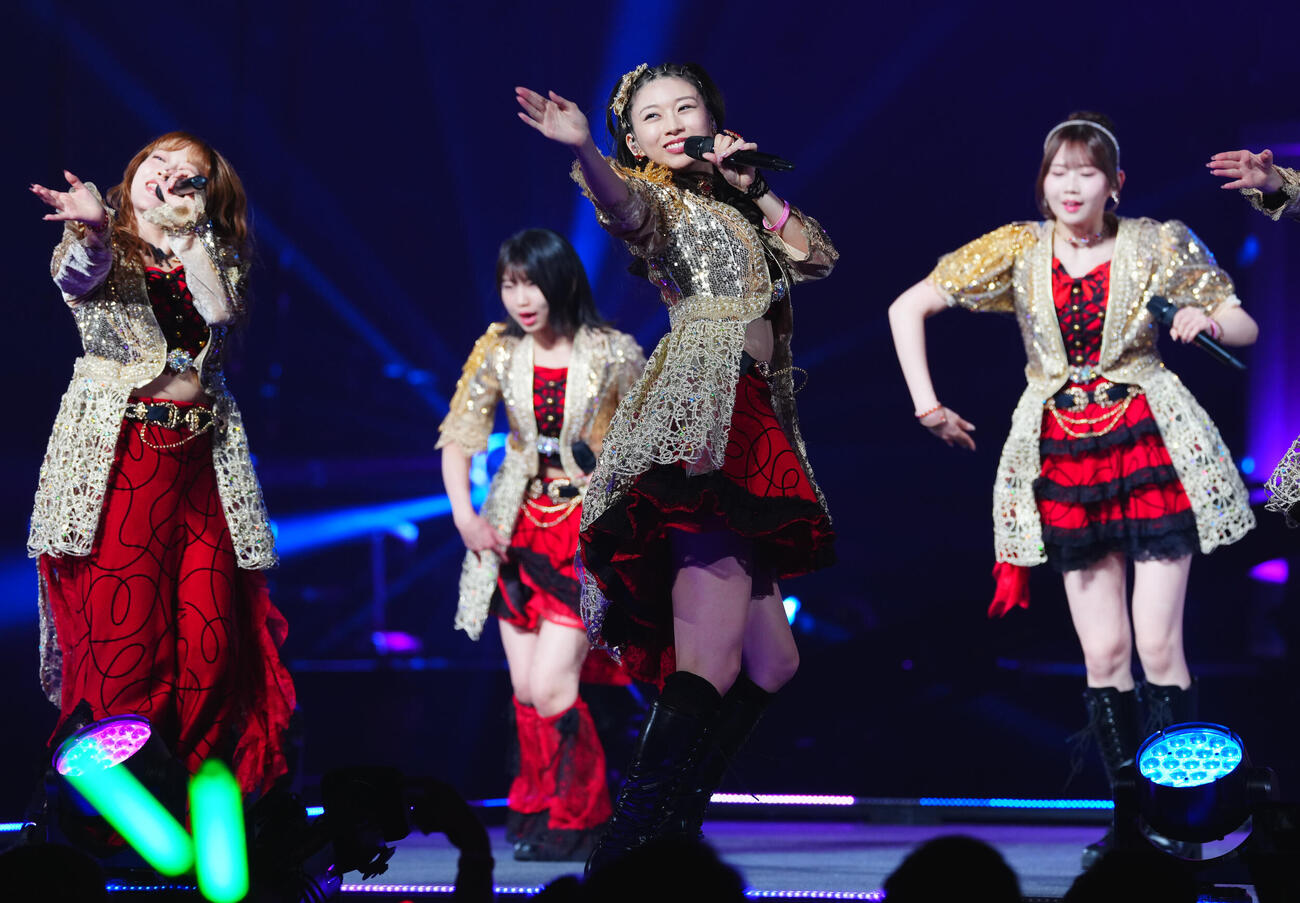 卒業コンサートを行ったモーニング娘。❜26牧野真莉愛（中央）（撮影・垰建太）
