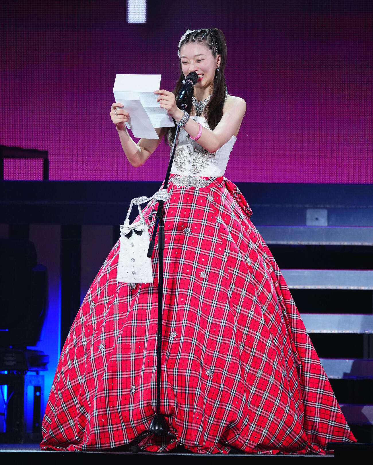 卒業セレモニーで日本ハム新庄剛志監督からの手紙を読み上げるモーニング娘。❜26の牧野真莉愛（中央）ら（撮影・垰建太）