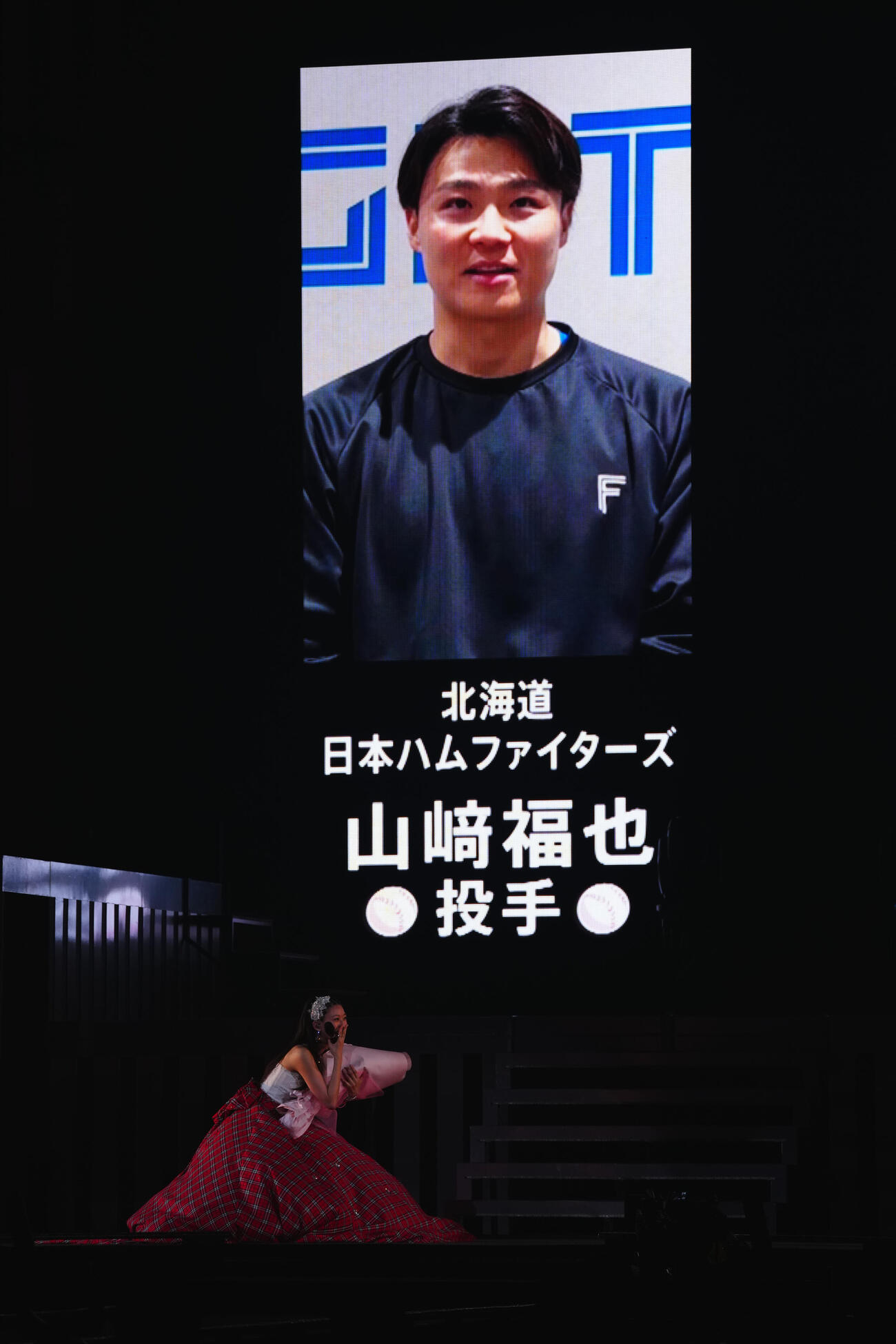 卒業セレモニーで日本ハム山崎福也からメッセージを受けるモーニング娘。❜26の牧野真莉愛（中央）（撮影・垰建太）