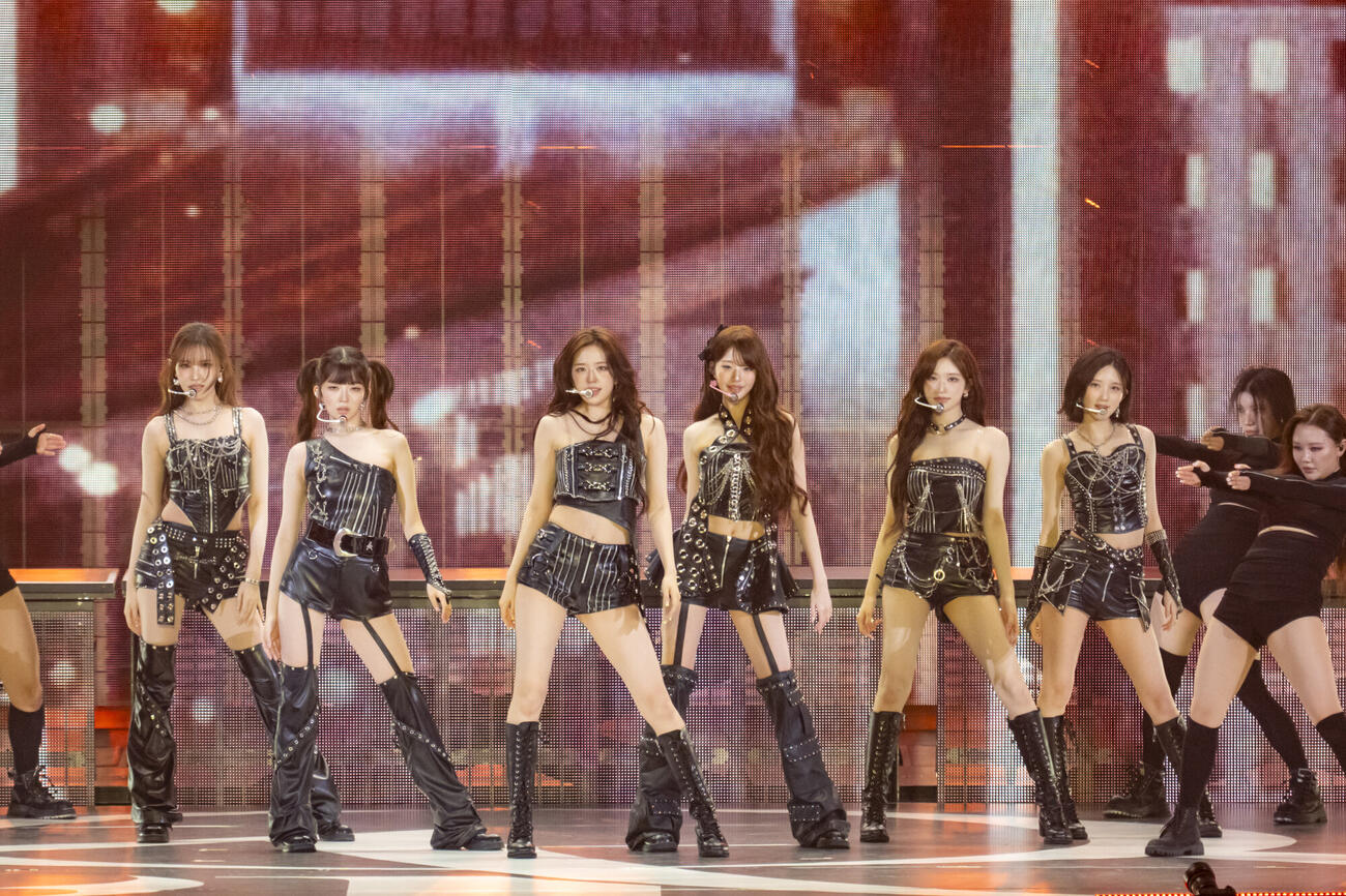2年ぶりの東京ドーム公演を行ったIVE。左からリズ、レイ、ユジン、ウォニョン、イソ、ガウル（田中聖太郎事務所提供）