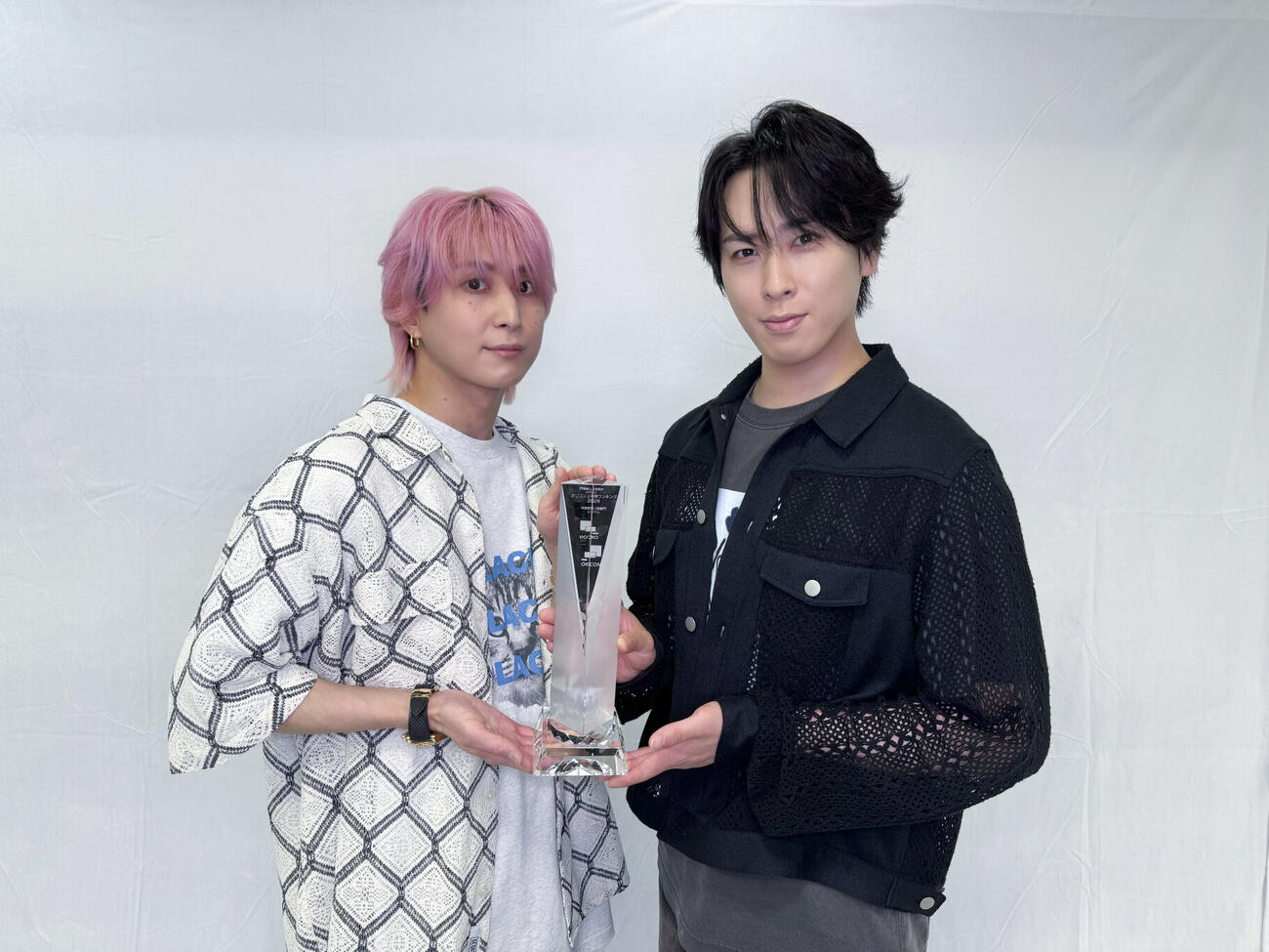 トロフィーを手にするSnow Man佐久間大介と宮舘涼太（右）
