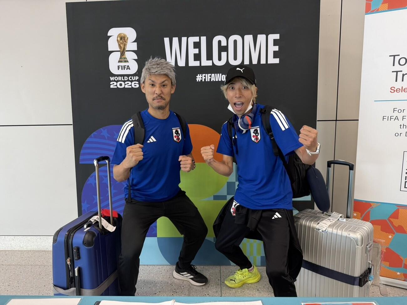 サッカーW杯に出場する日本代表のそっくりさんの前田大自然（写真左）と似東JOKER純也が米ダラスフォートワース空港でスウェーデン戦を現地応援するため合流。ガッツポーズで気合いを入れた