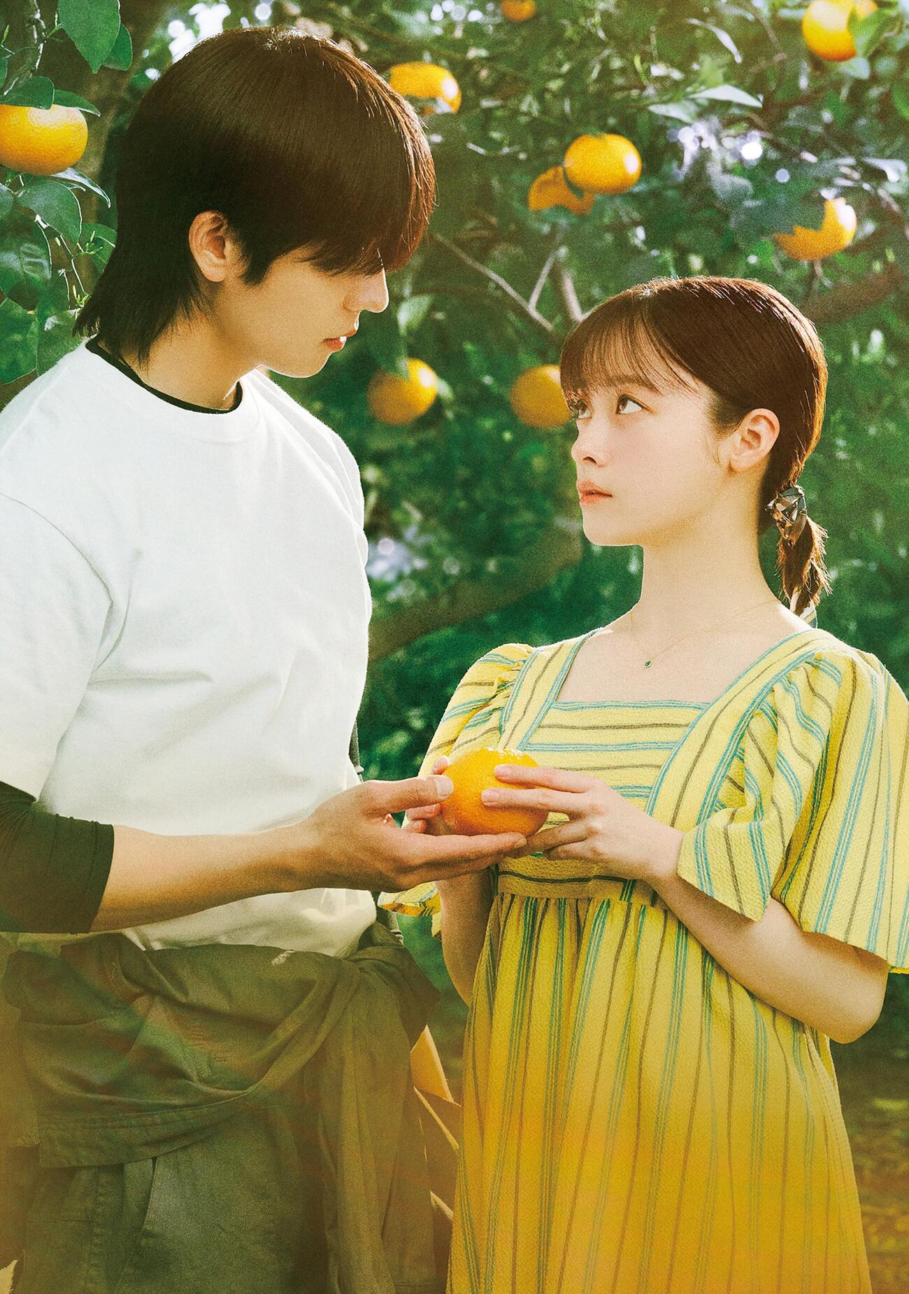 ABEMAオリジナルドラマ「バカンスの法則」に出演するチェ・ジョンヒョプ（左）と橋本環奈（C）AbemaTV, Inc.