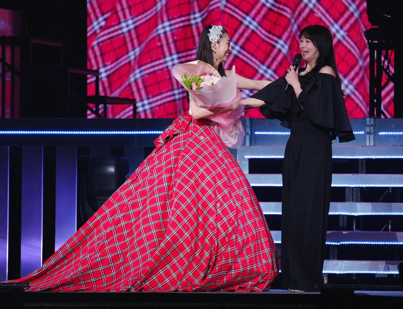 卒業セレモニーで飯田圭織（右）から花束を受け取るモーニング娘。❜26牧野真莉愛（中央）ら（撮影・垰建太）