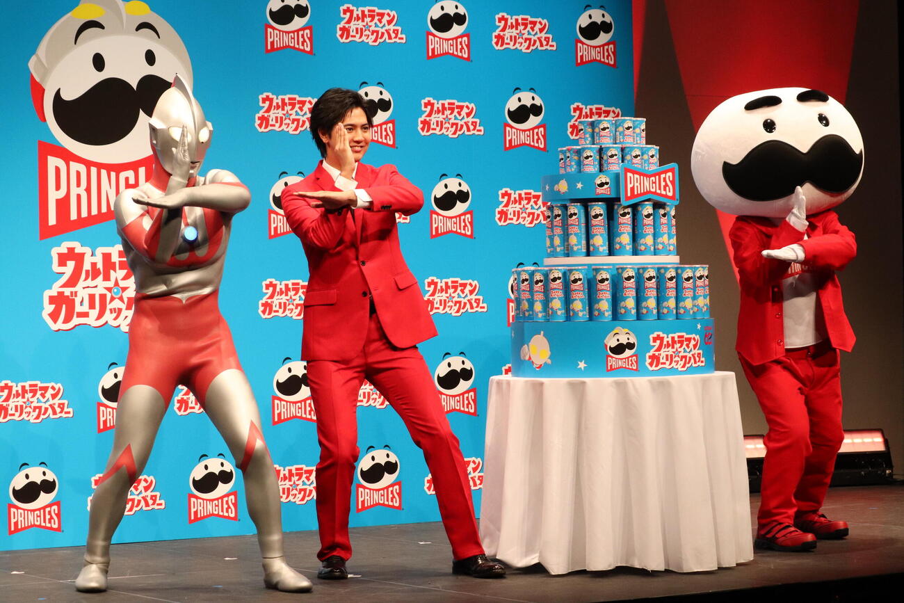 プリングルズ「ウルトラマン★ガーリックバター」新商品発表会に出席した、左からウルトラマン、片寄涼太、Mr．P
