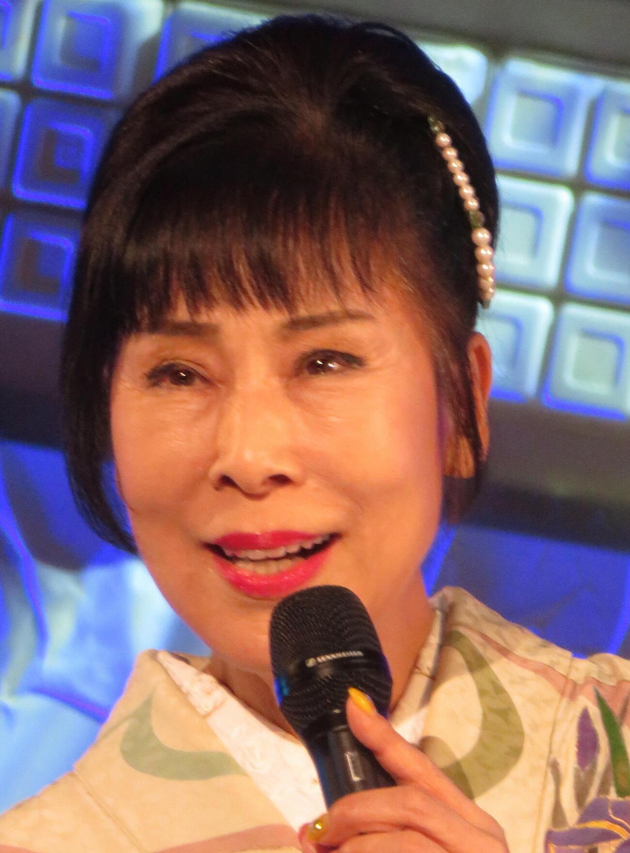 「天草の女」を歌唱する原田悠里