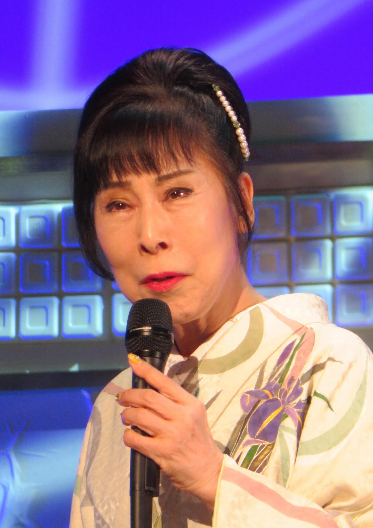 「天草の女」を歌唱する原田悠里