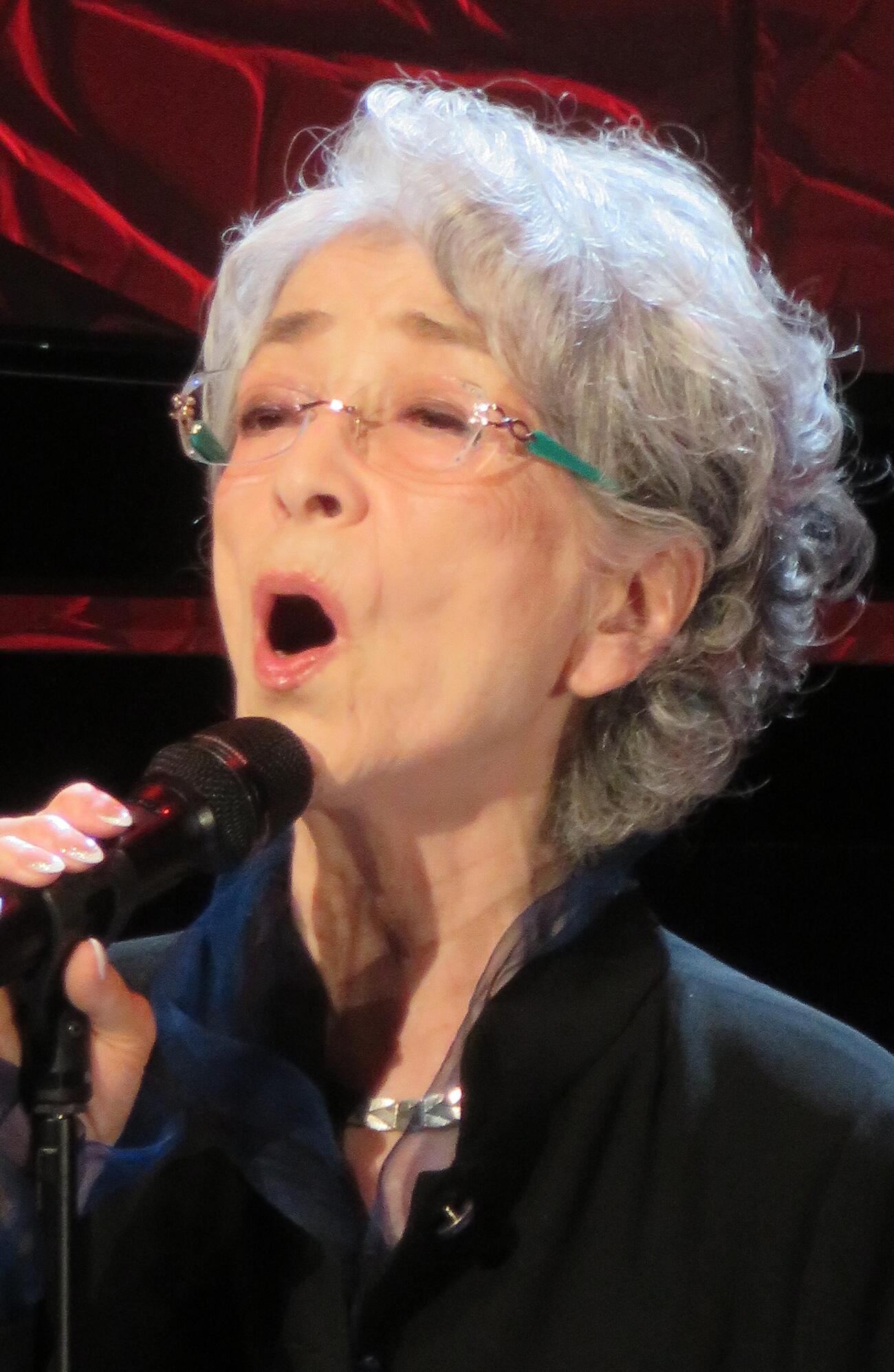 「夏祭り　唄まつり　2026」で歌唱する倍賞千恵子