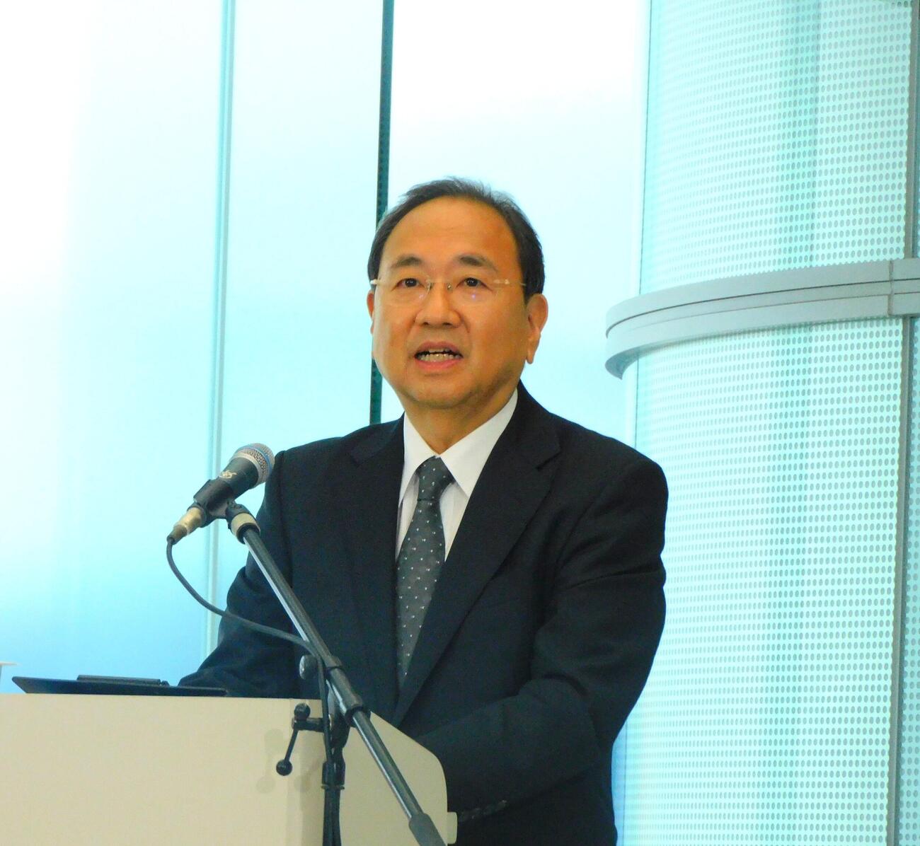 会見を行う清水賢治社長