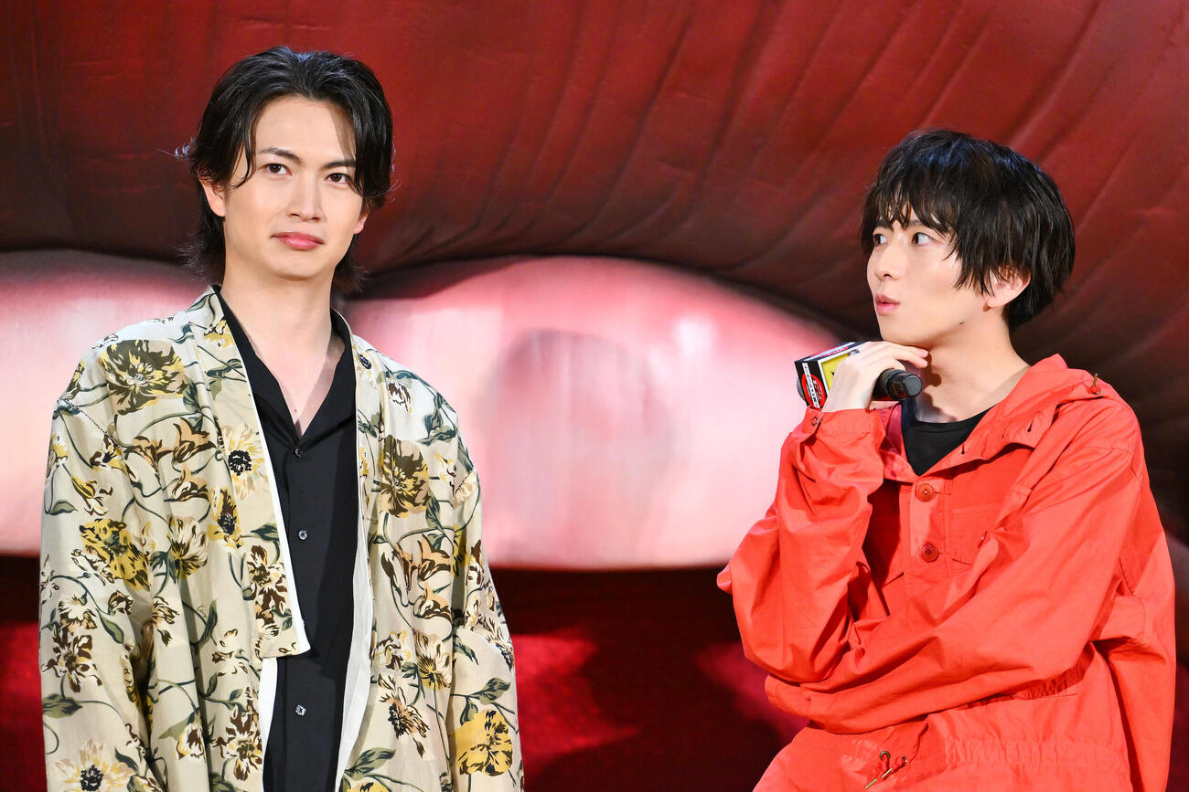 映画「口に関するアンケート」公開直前！学校サプライズイベントでトークする綱啓永（左）と板垣李光人（撮影・滝沢徹郎）