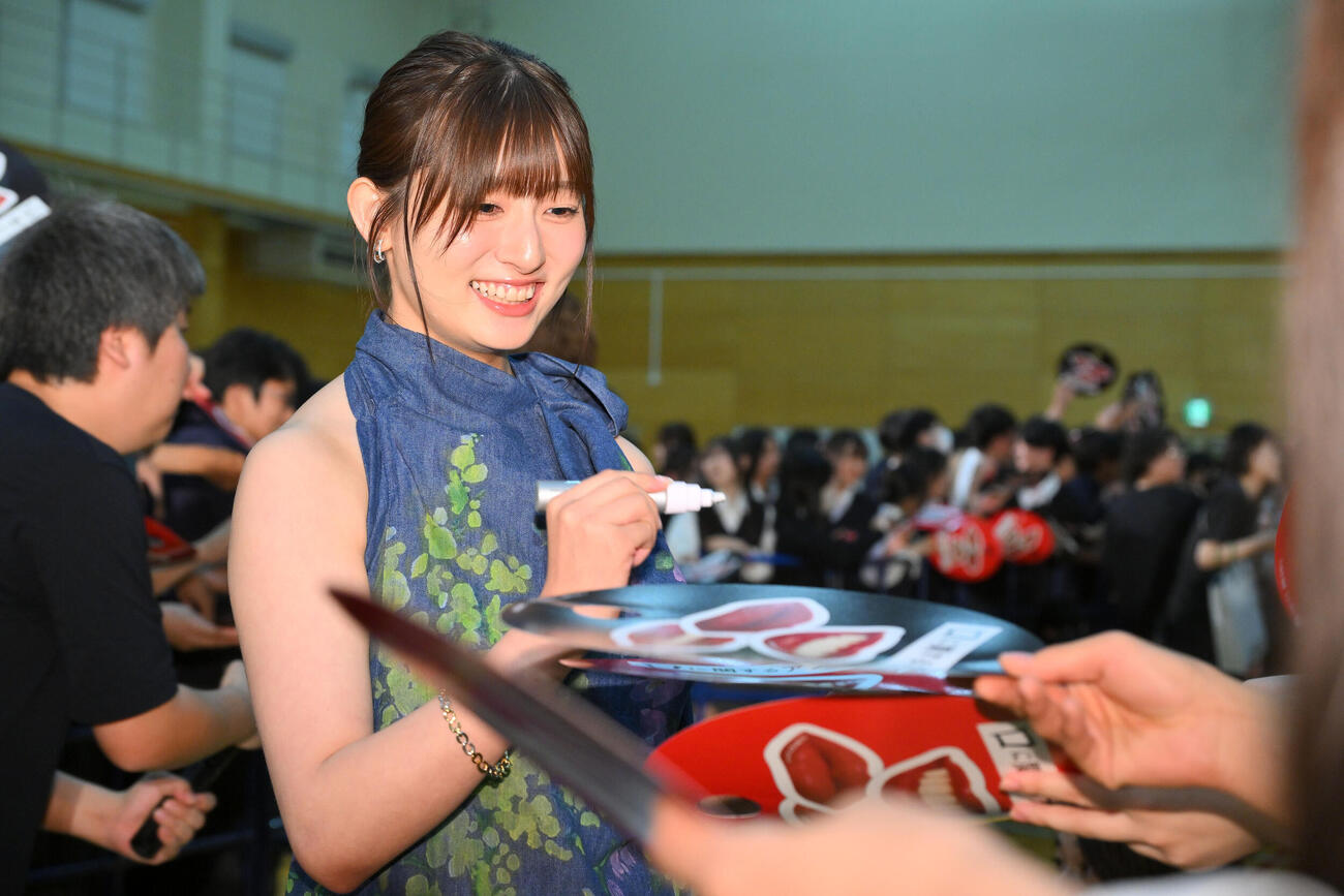 映画「口に関するアンケート」公開直前！学校サプライズイベントで生徒たちにサインする吉川愛（撮影・滝沢徹郎）