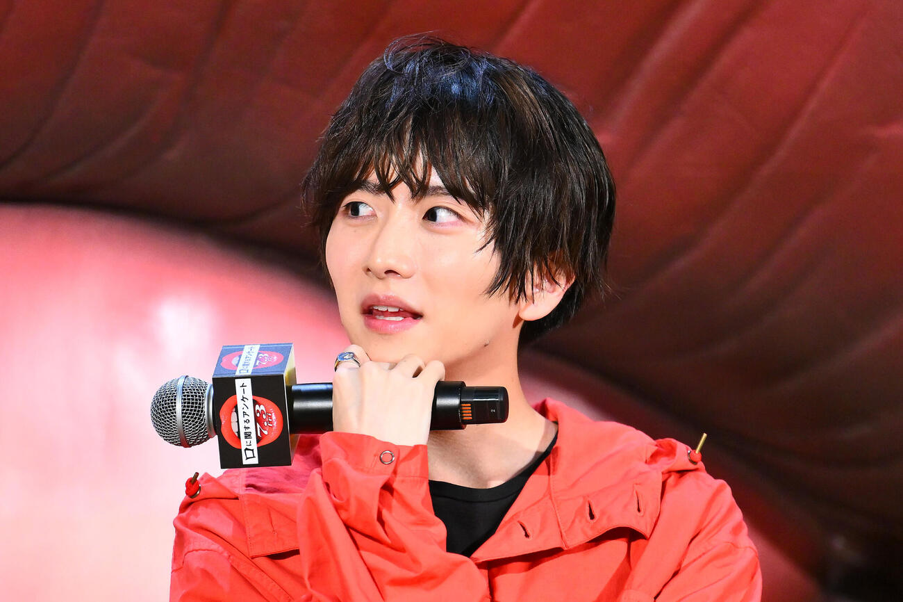 映画「口に関するアンケート」公開直前！学校サプライズイベントでトークする板垣李光人（撮影・滝沢徹郎）