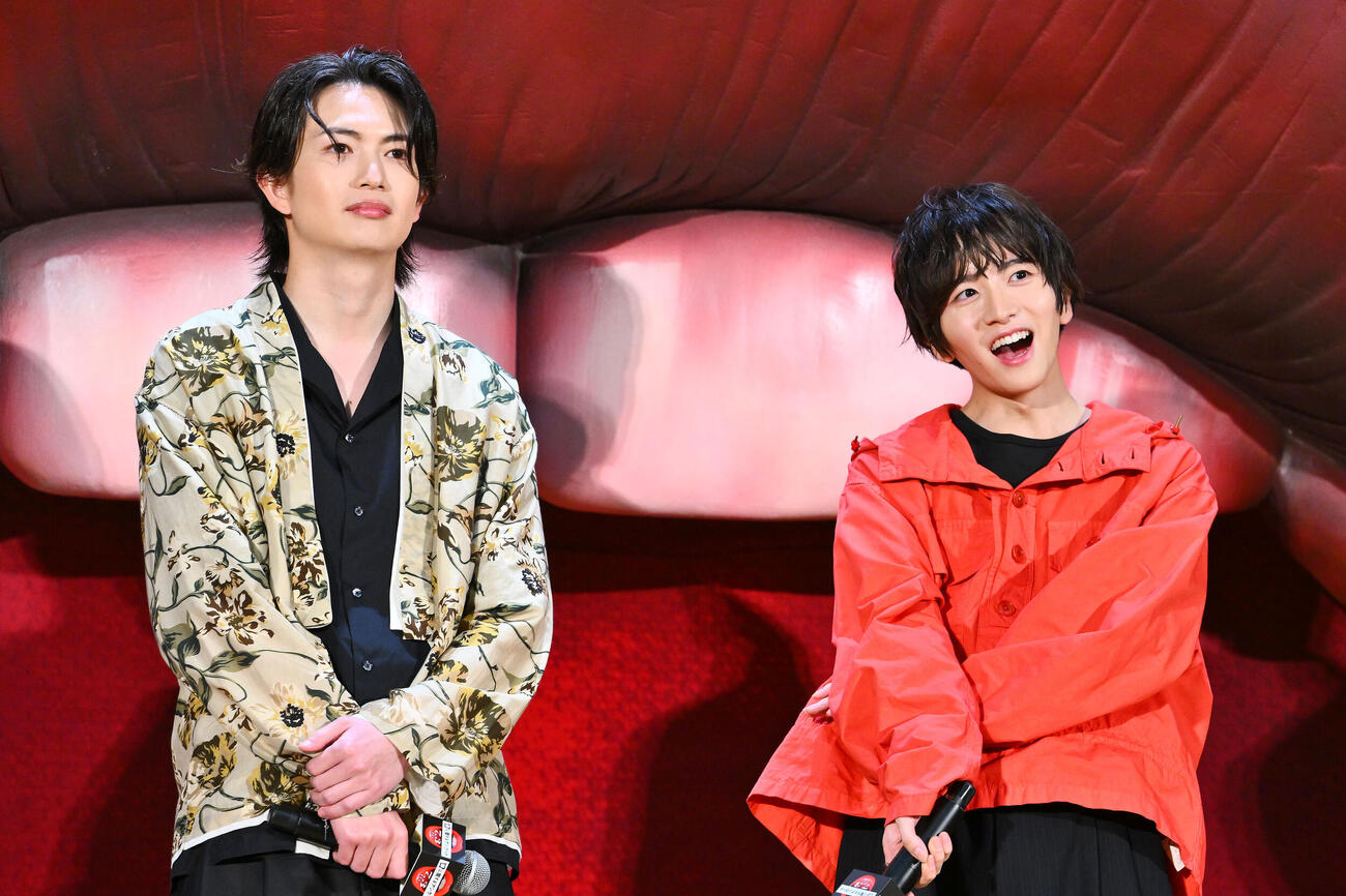 映画「口に関するアンケート」公開直前！学校サプライズイベントでトークする綱啓永（左）と板垣李光人（撮影・滝沢徹郎）