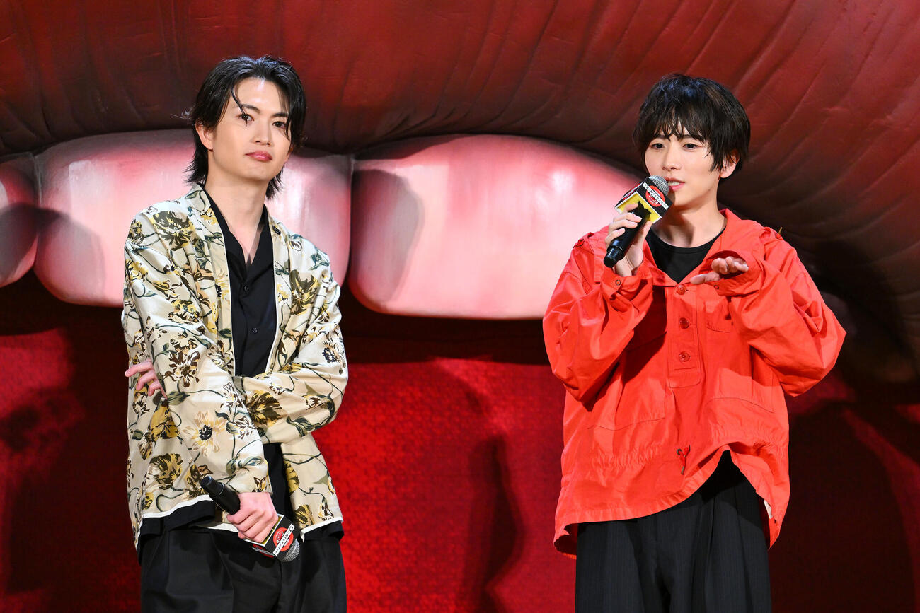 映画「口に関するアンケート」公開直前！学校サプライズイベントでトークする綱啓永（左）と板垣李光人（撮影・滝沢徹郎）