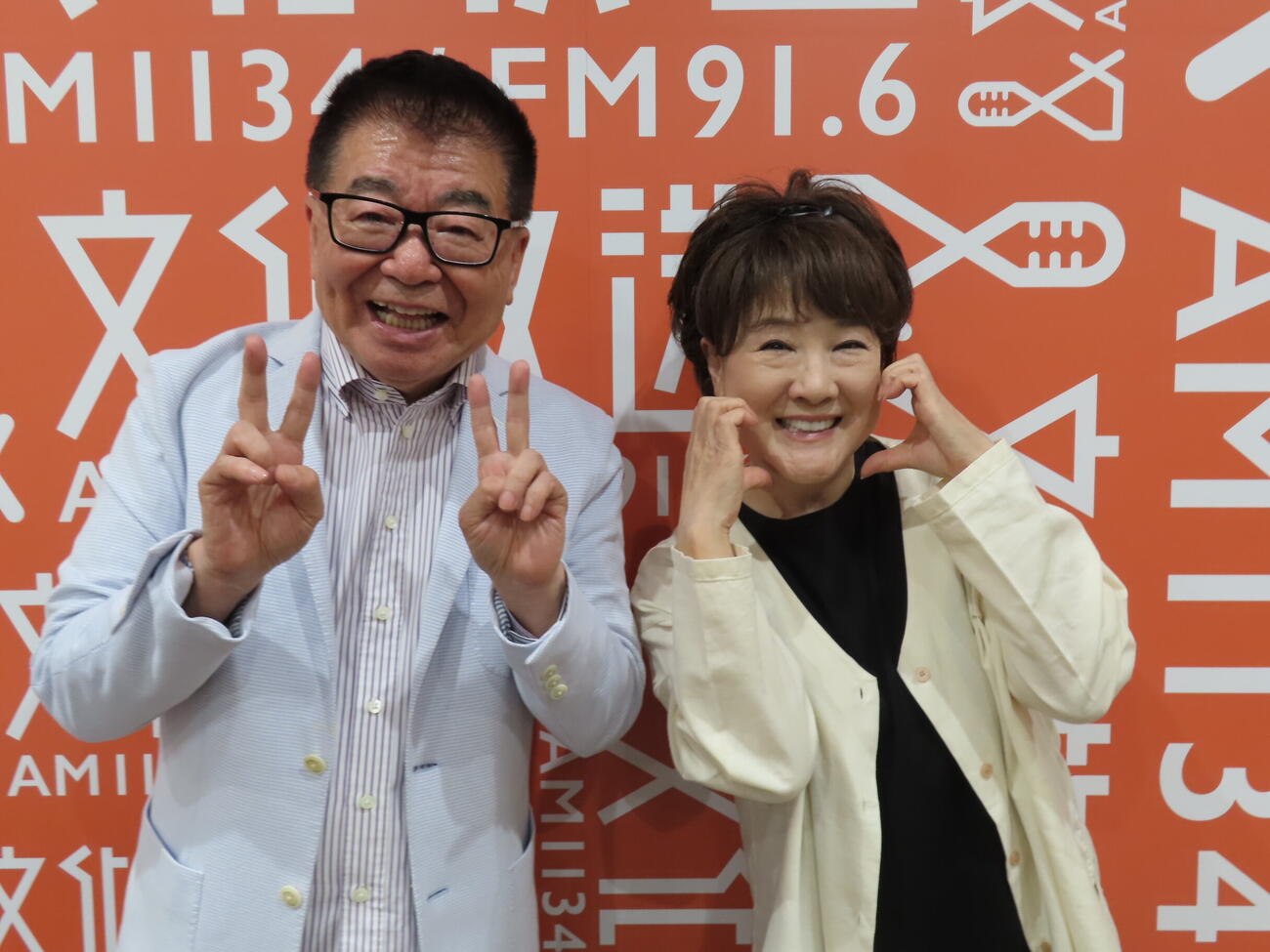 生島ヒロシ（左）と川中美幸