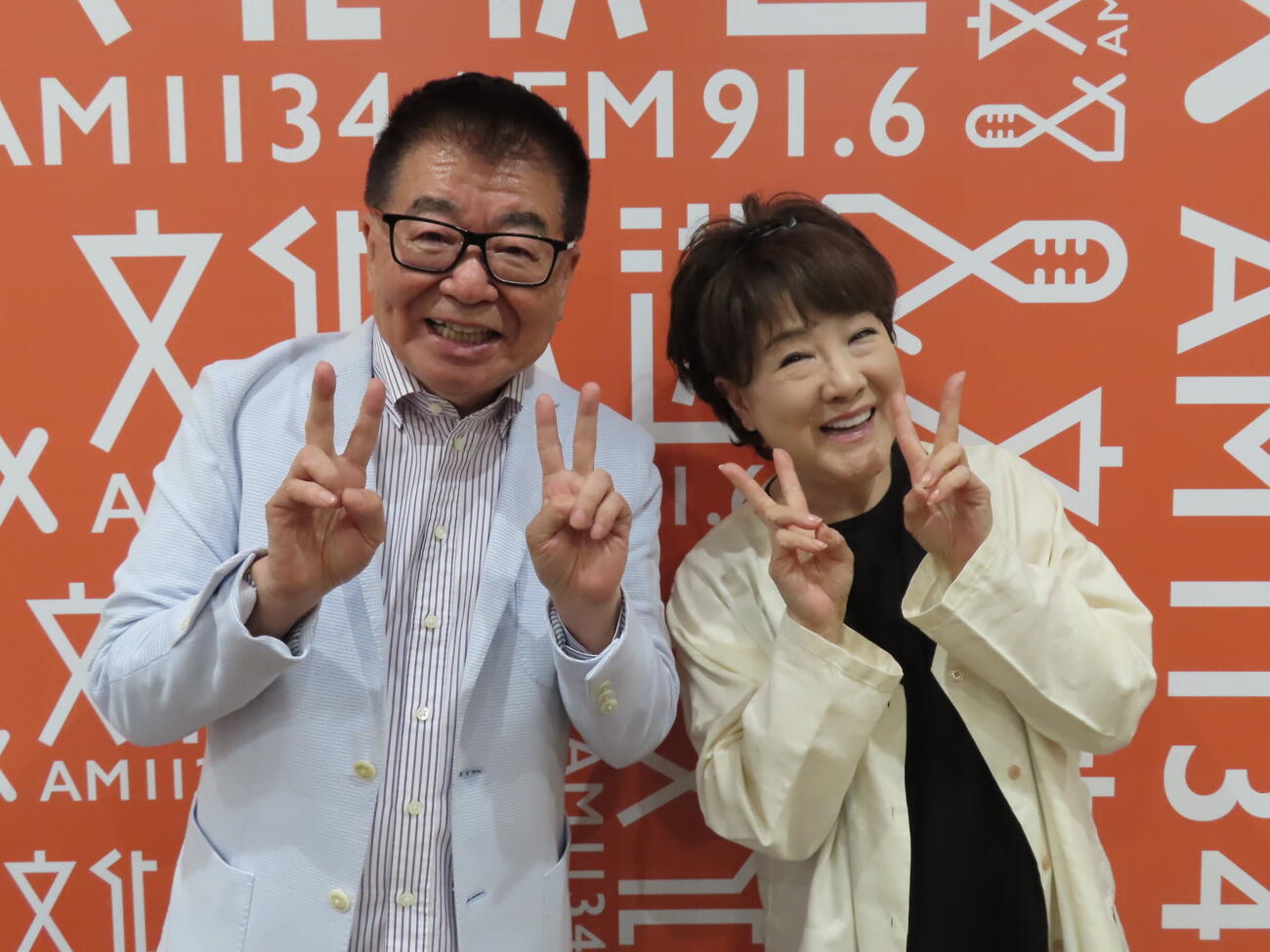 生島ヒロシ（左）と川中美幸