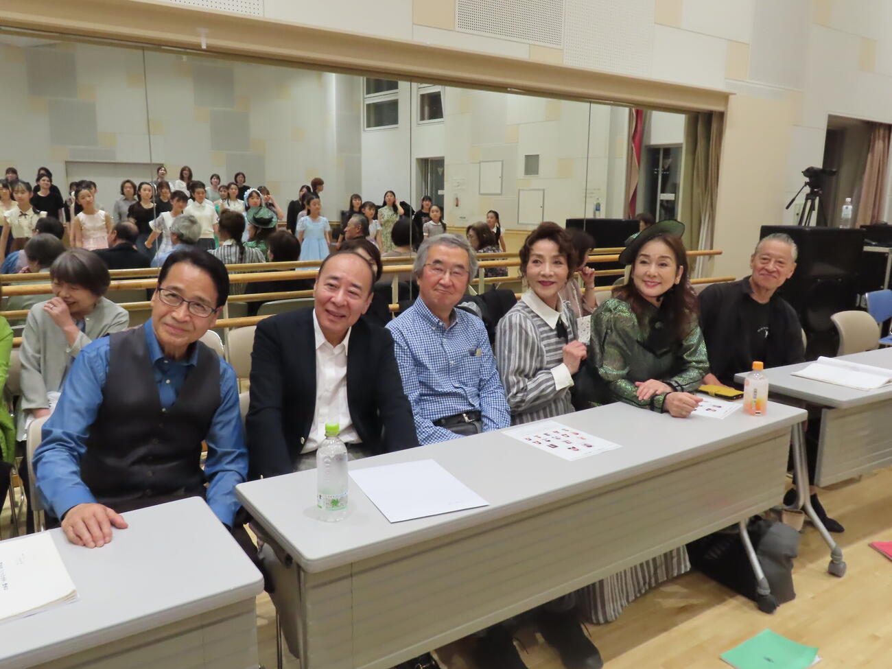 音楽劇「命のコンサート『赤毛のアン』」の稽古を見つめる出演者たち。左から井上高志、モト冬木、1人おいて瀬戸内美八、長谷直美