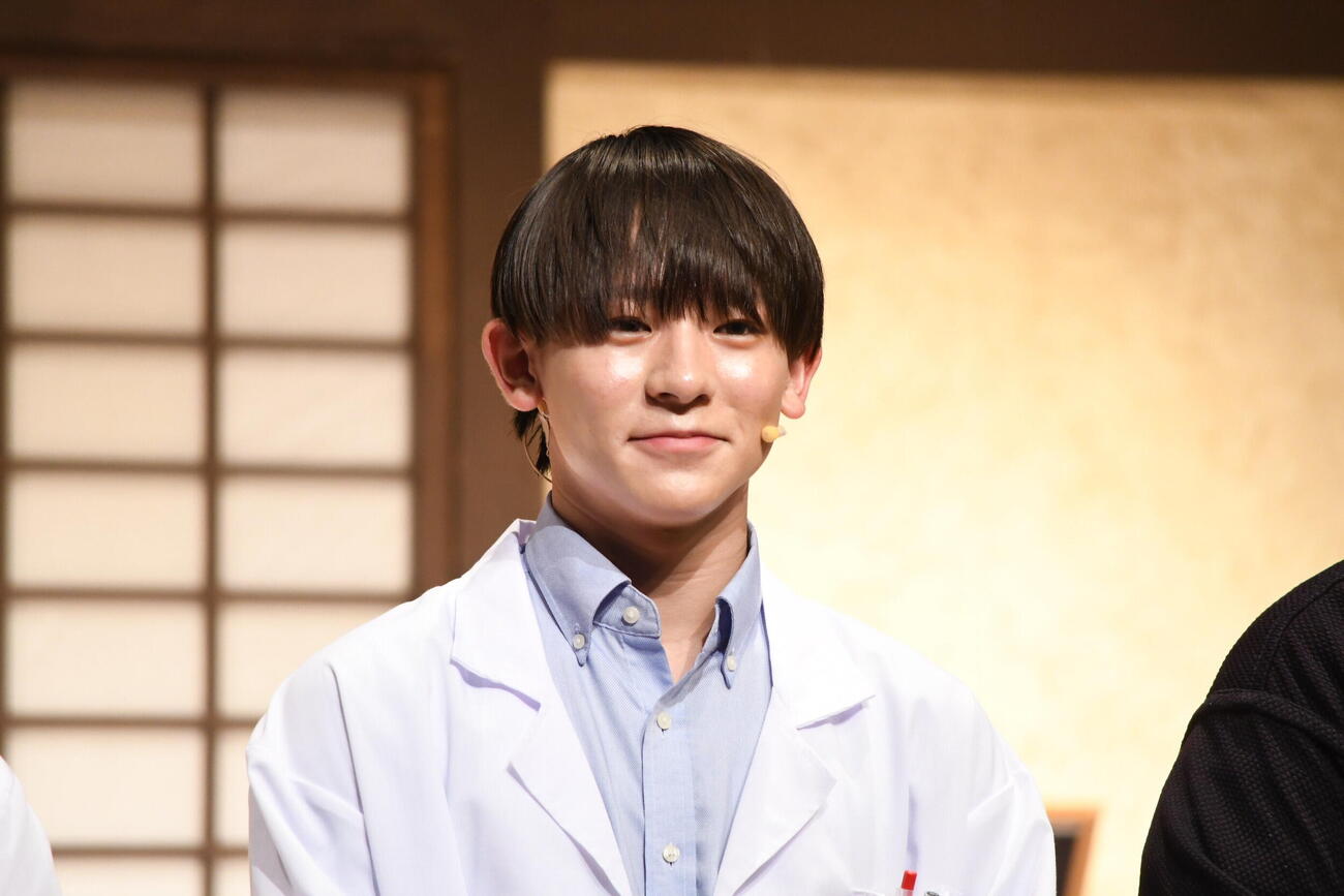 舞台「幽霊でもよかけん、会いたかとよ」のゲネプロ終了後、取材に応じた亀井海聖（撮影・阪口孝志）