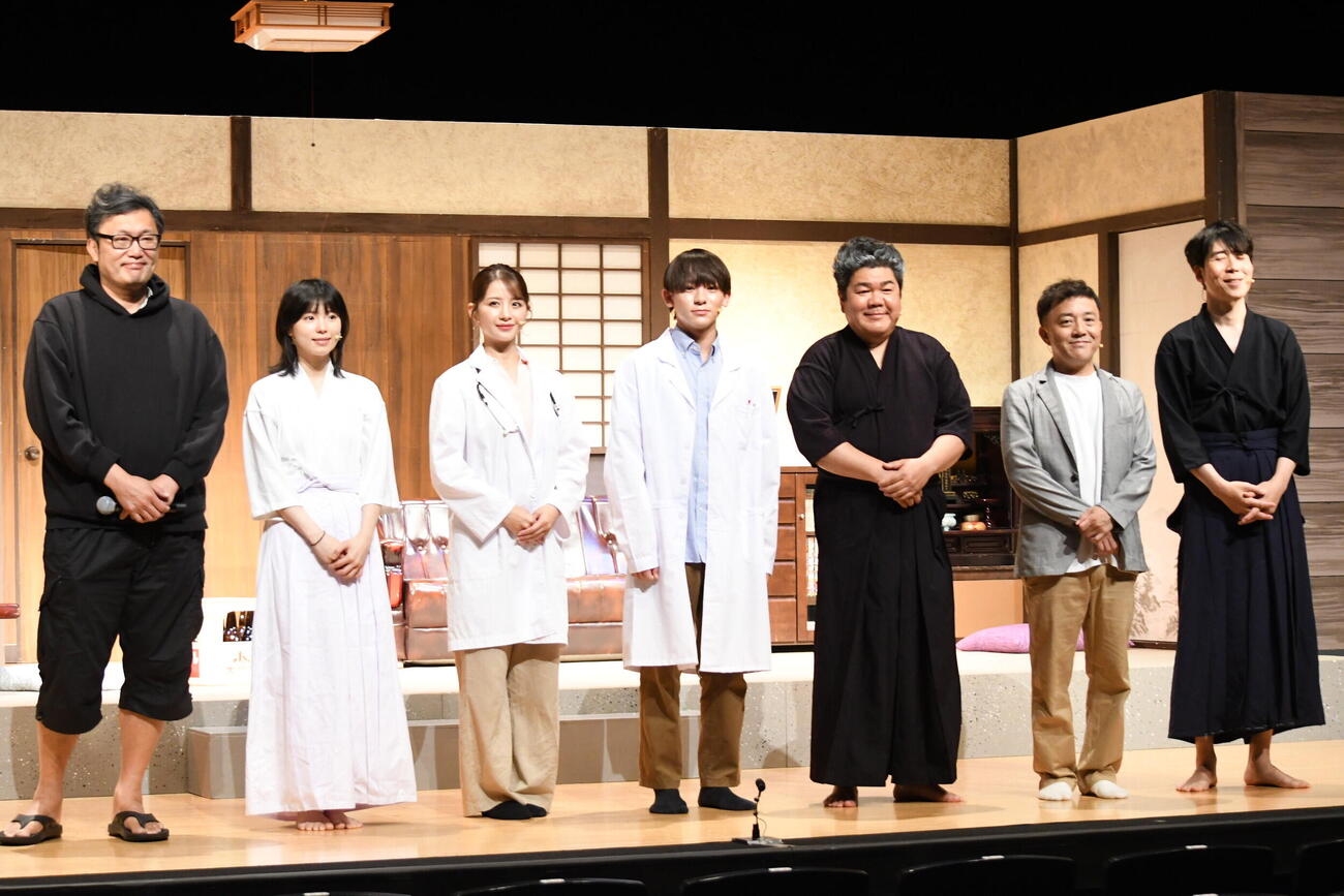 舞台「幽霊でもよかけん、会いたかとよ」のゲネプロ終了後、取材に応じた、左から、金沢知樹氏、ひより、綺咲愛里、亀井海聖、ゴリけん、斉藤優、矢野ぺぺ（撮影・阪口孝志）