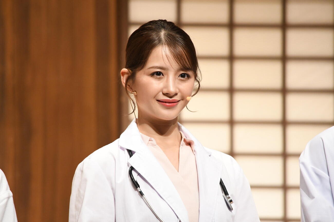舞台「幽霊でもよかけん、会いたかとよ」のゲネプロ終了後、取材に応じた綺咲愛里（撮影・阪口孝志）