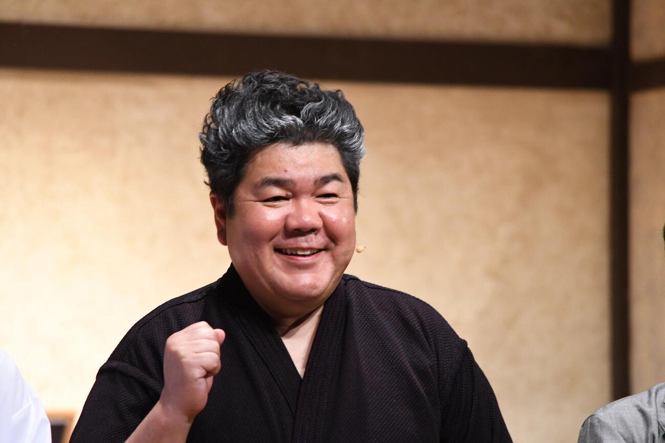 舞台「幽霊でもよかけん、会いたかとよ」のゲネプロ終了後、取材に応じたゴリけん（撮影・阪口孝志）