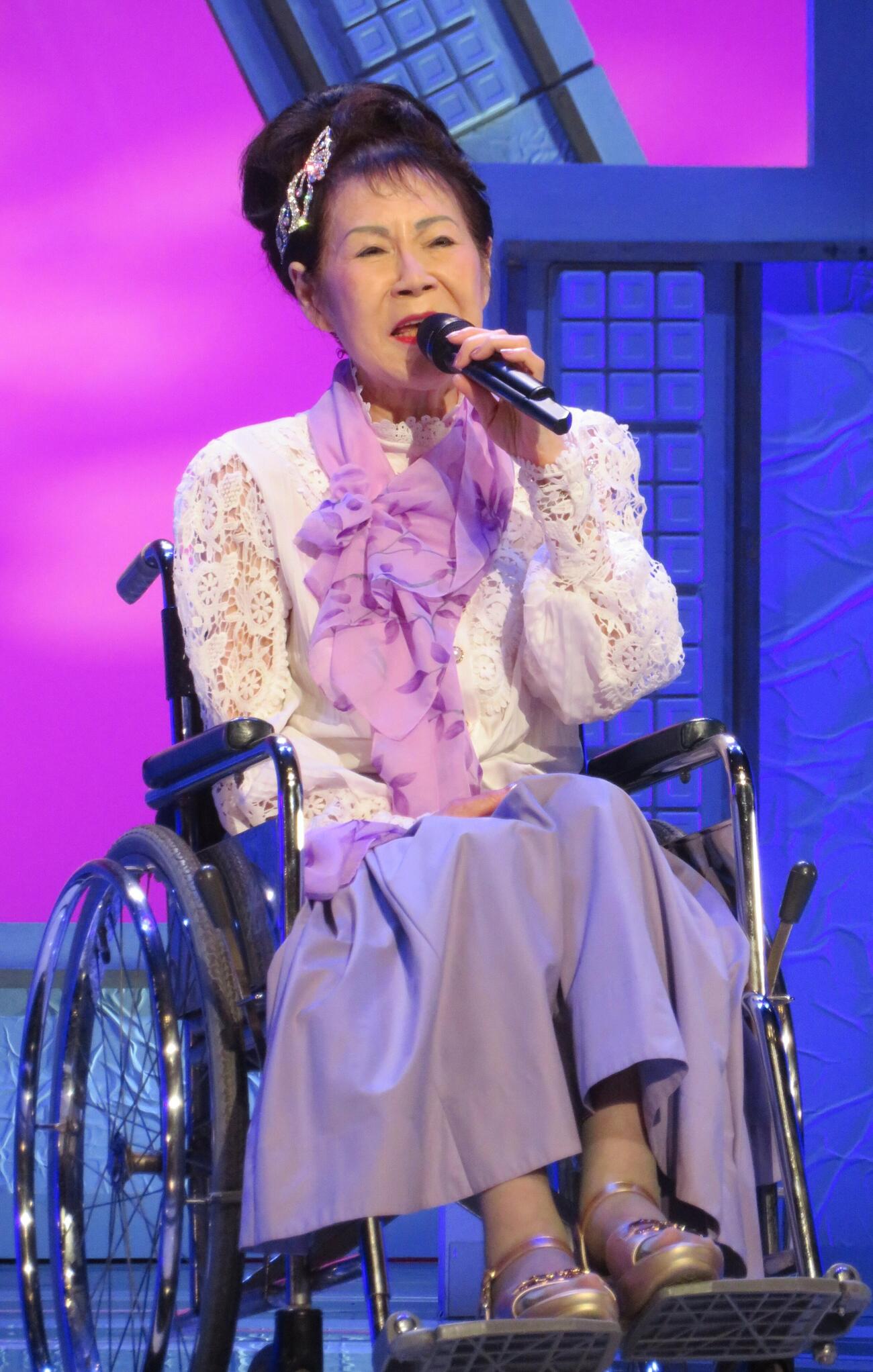 骨折の痛みに耐えながら歌唱する水奈月順子