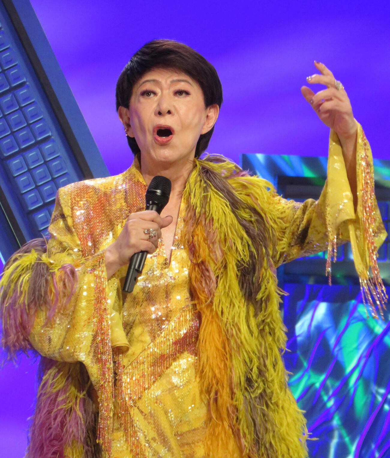 「さそり座の女」を熱唱する美川憲一