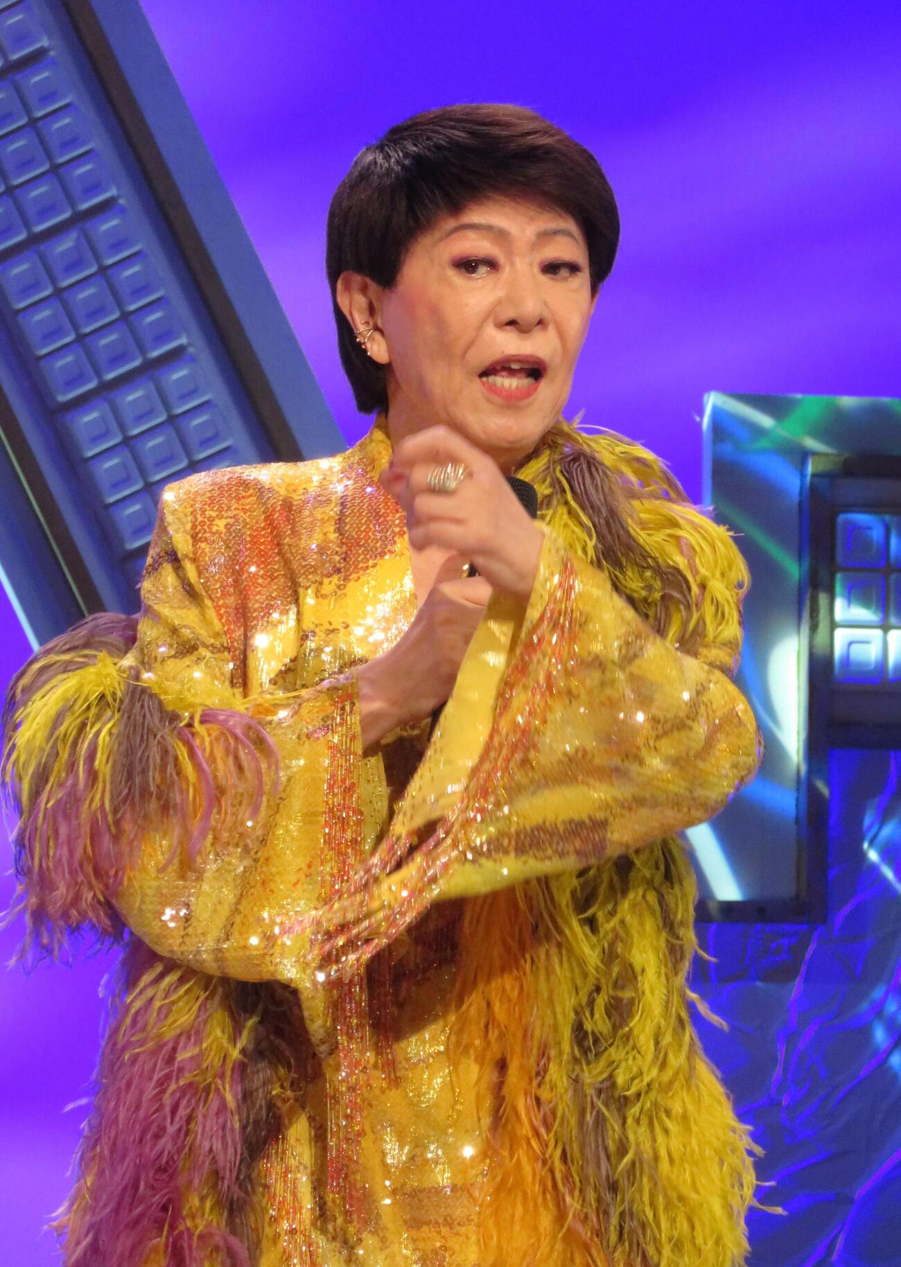 「さそり座の女」を熱唱する美川憲一