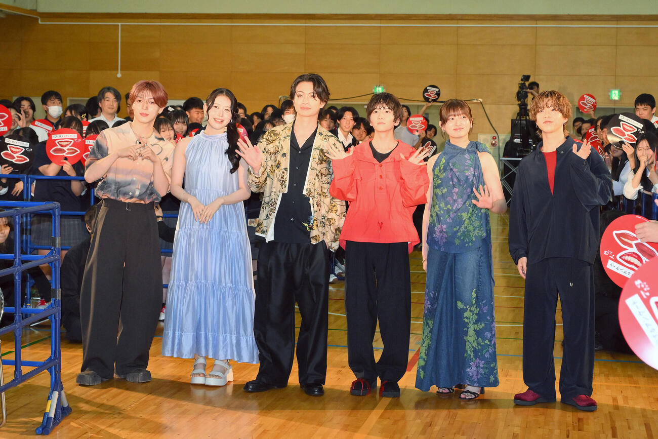 映画「口に関するアンケート」公開直前！学校サプライズイベントで入場する、左から西山智樹、MOMONA、綱啓永、板垣李光人、吉川愛、森愁斗（撮影・滝沢徹郎）