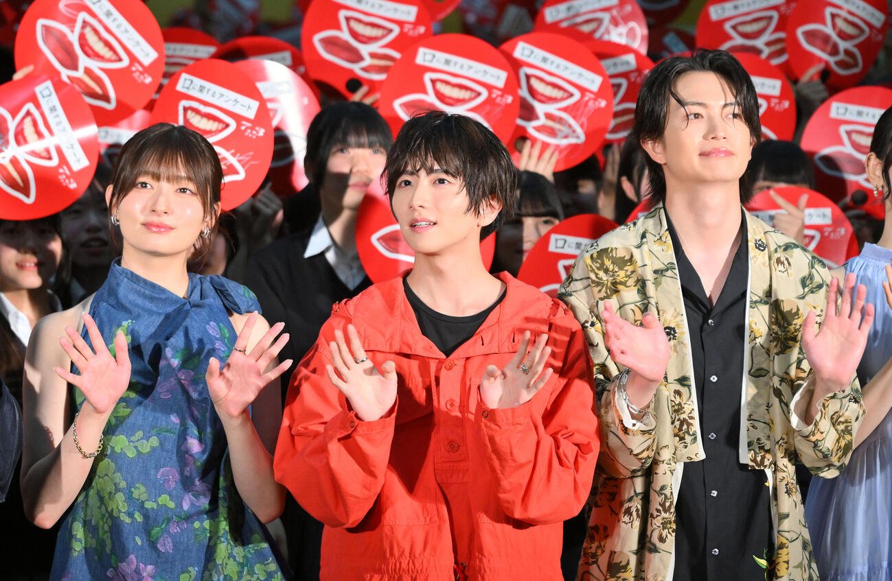 映画「口に関するアンケート」公開直前！学校サプライズイベントで記念撮影する、左から吉川愛、板垣李光人、綱啓永（撮影・滝沢徹郎）
