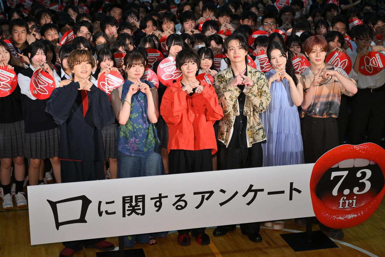 映画「口に関するアンケート」公開直前！学校サプライズイベントで記念撮影する、左から森愁斗、吉川愛、板垣李光人、綱啓永、MOMONA、西山智樹（撮影・滝沢徹郎）