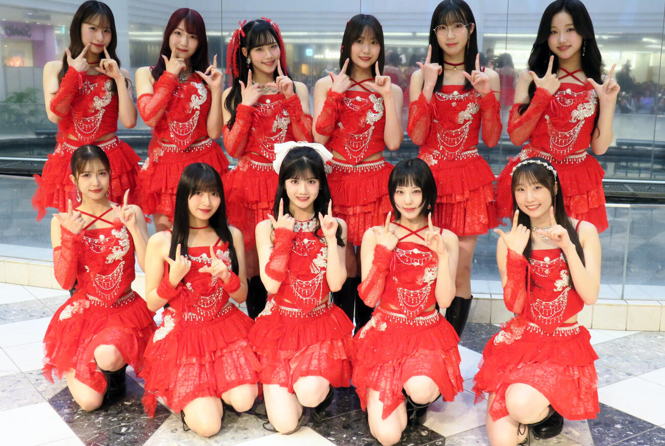 NEW EP「MORE! MORE! MORE! EP」発売記念ミニライブを行ったJuice=Juice