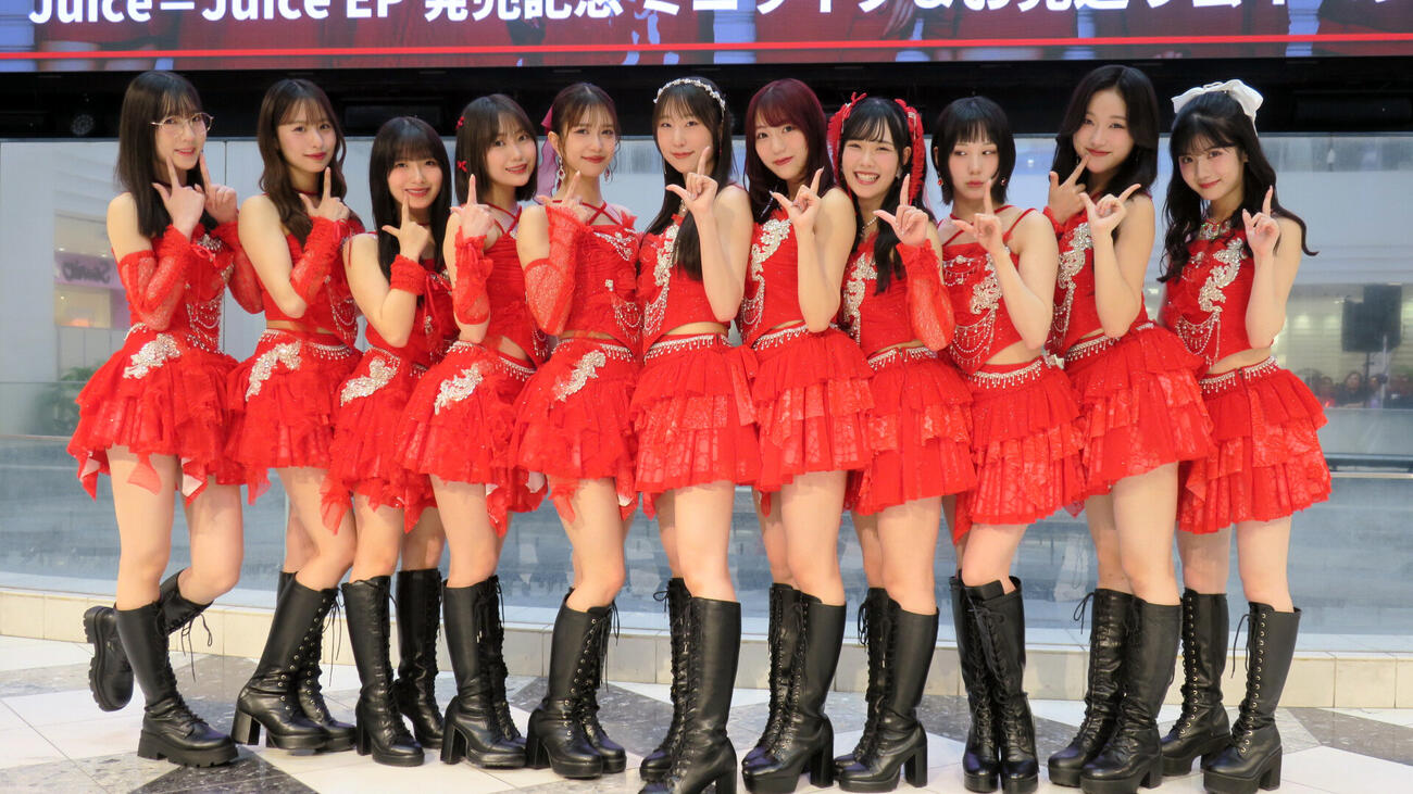NEW EP「MORE! MORE! MORE! EP」発売記念ミニライブを行ったJuice=Juice。左から林仁愛、石山咲良、有澤一華、工藤由愛、井上玲音、段原瑠々、松永里愛、入江里咲、江端妃咲、遠藤彩加里、川嶋美楓
