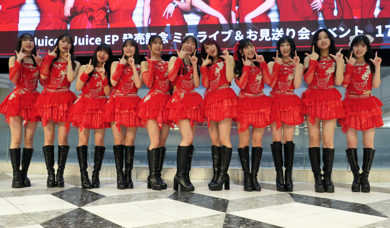NEW EP「MORE! MORE! MORE! EP」発売記念ミニライブを行ったJuice=Juice。左から、林仁愛、石山咲良、有澤一華、工藤由愛、井上玲音、段原瑠々、松永里愛、入江里咲、江端妃咲、遠藤彩加里、川嶋美楓