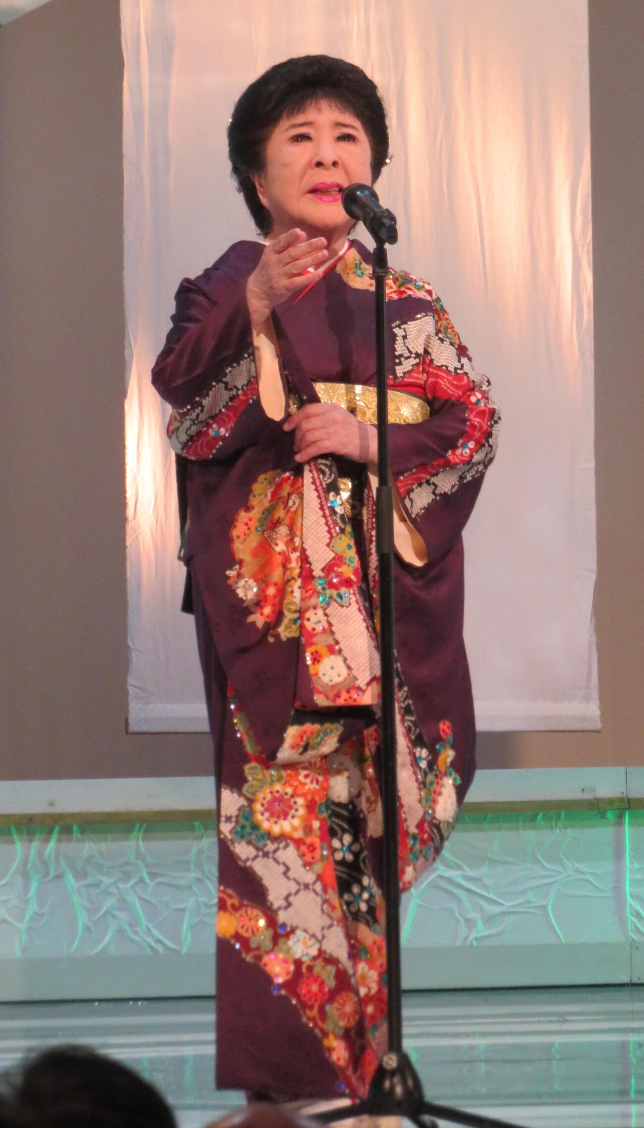 歌唱する、こまどり姉妹の妹・敏子