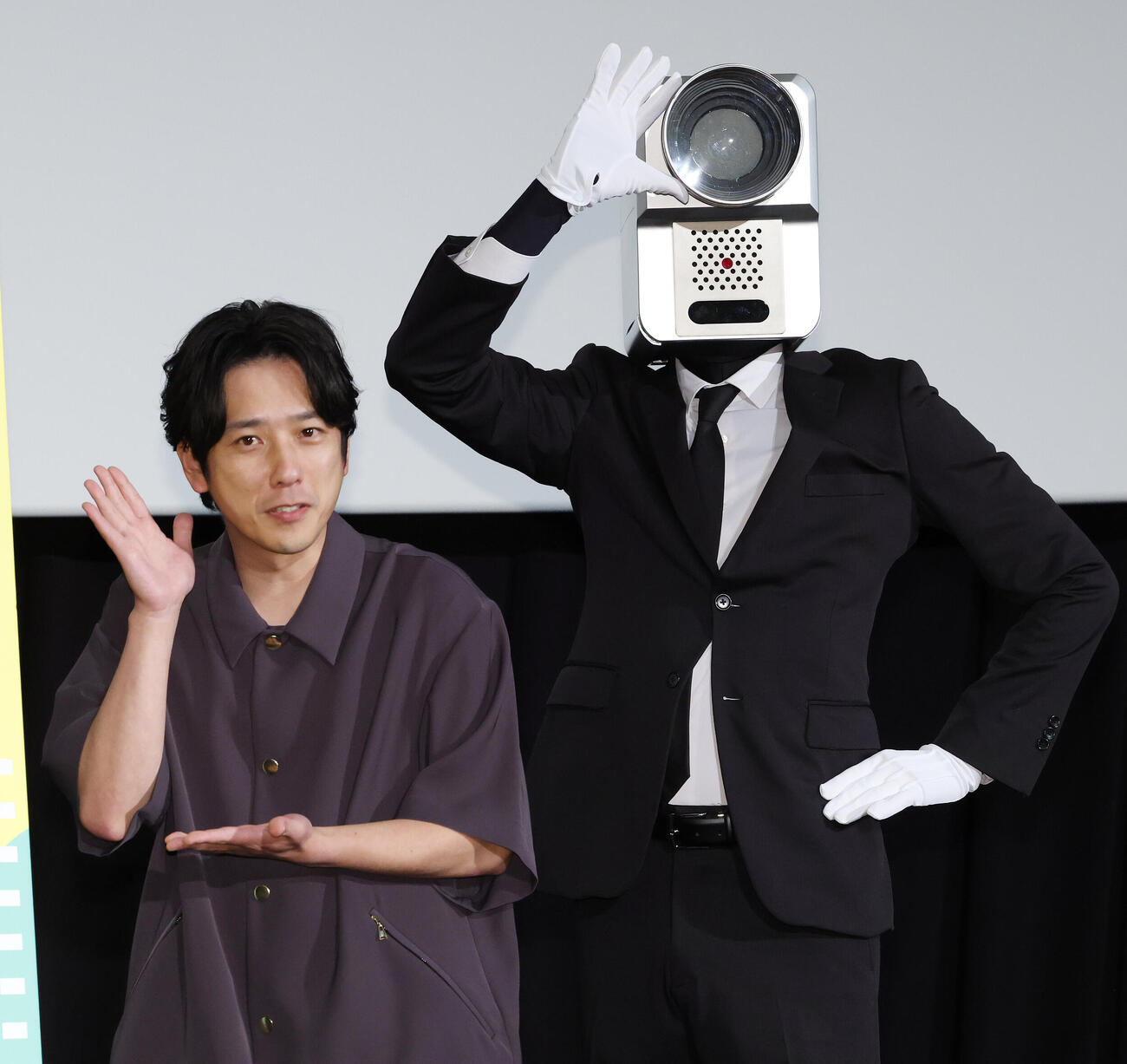 「シークレットシネマ」でカメラ男（右）とポーズをとるアンバサダーの二宮和也（撮影・宮地輝）